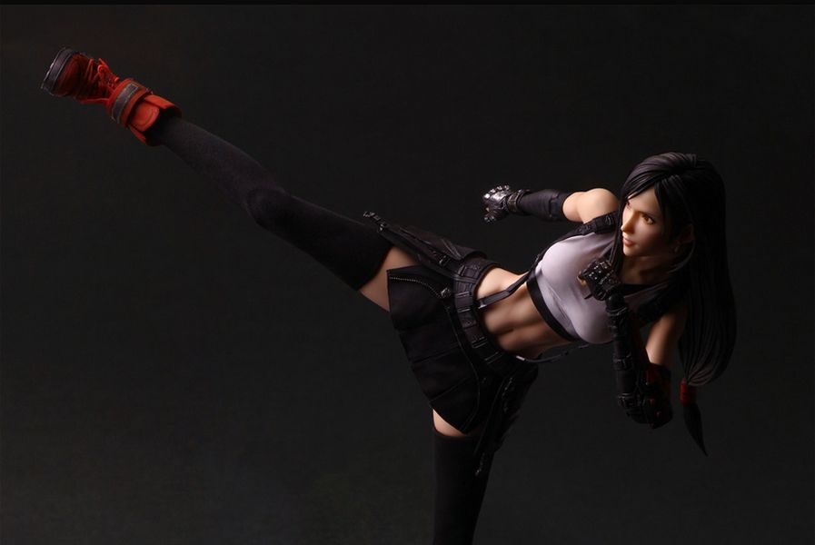 Das Highlight sind die Overknee-Strümpfe: Neue „Play Arts Shin“ zu Tifa Lockhart vorgestellt